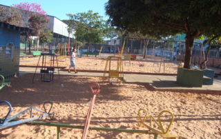 Reposição de areia do parquinho da Escola Normal de Taguatinga Junior Brunelli