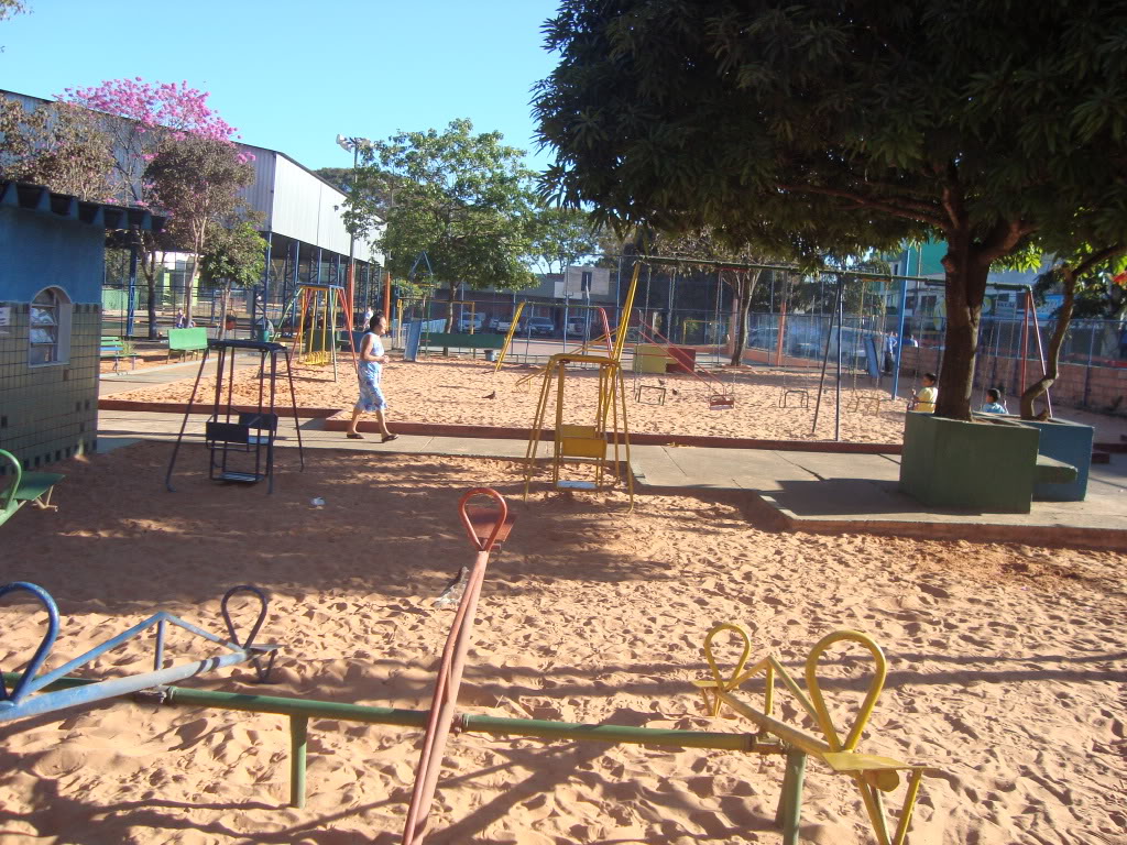 Reposição de areia do parquinho da Escola Normal de Taguatinga Junior Brunelli